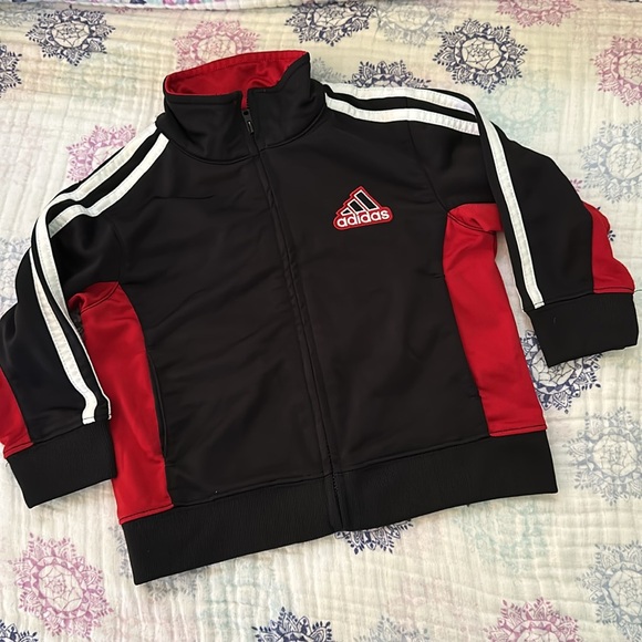 Adidas set size 2t. Black, white & red zip up jacket & matching shorts - Picture 2 of 8